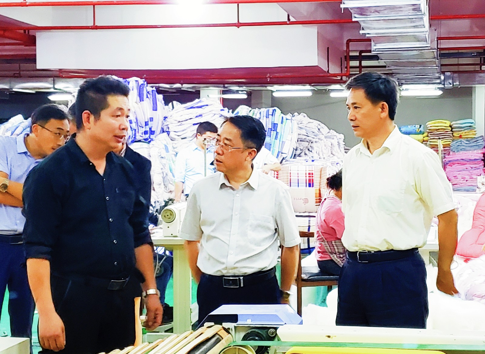 张良玉副厅长在宣威市复兴佳园扶贫车间视察生产情况.jpg