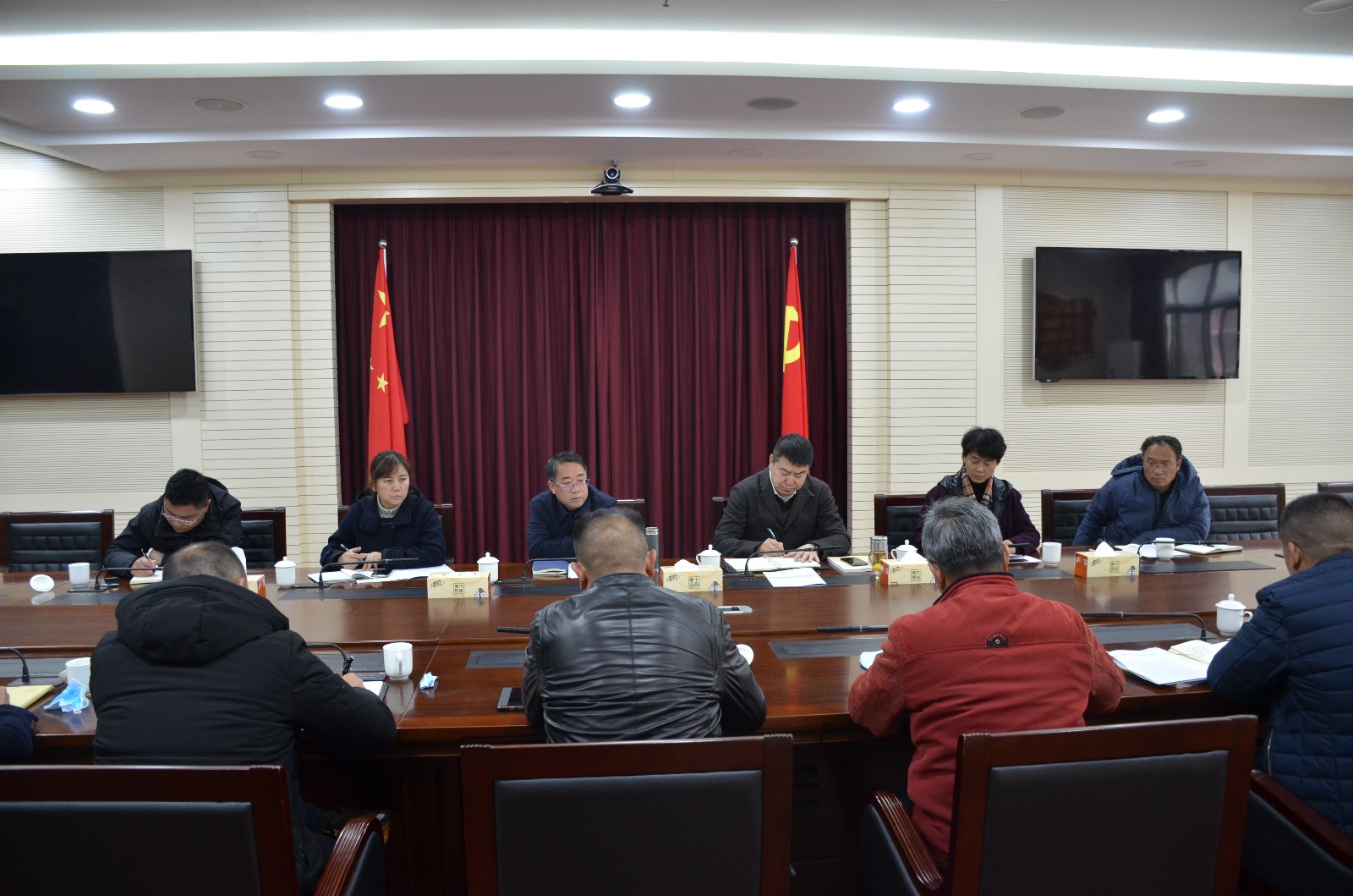 厅党组成员、副厅长张良玉（左三）厅党组成员、副厅长马斌（左四）出席座谈会.JPG